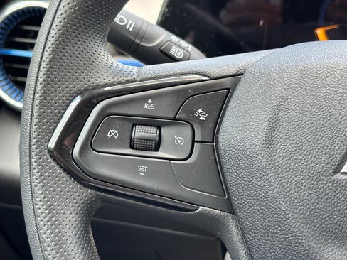 Used 2025 Chevrolet Trax LT FWD image 17