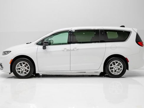 Used 2024 Chrysler Pacifica Touring-L FWD image 32
