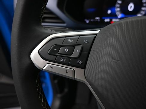 Used 2024 Volkswagen Taos SE w/ Panoramic Sunroof Package image 6