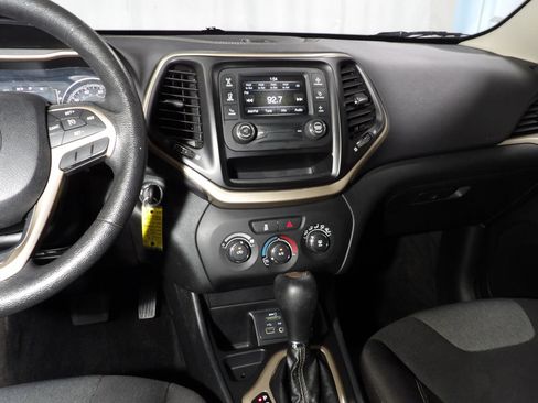 Used 2015 Jeep Cherokee Sport FWD image 13