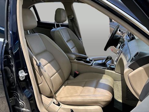 Used 2014 Mercedes-Benz C 250 Sedan w/ Premium 1 Package image 9