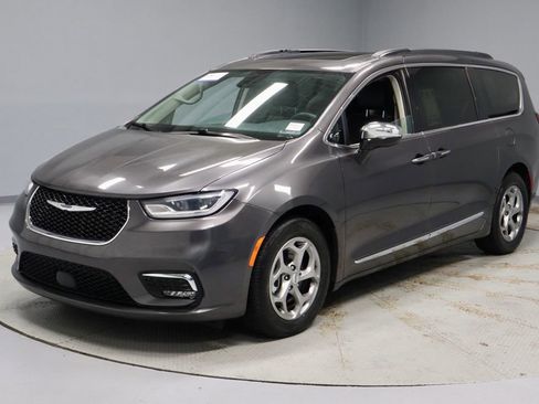 Used 2023 Chrysler Pacifica Limited FWD image 8