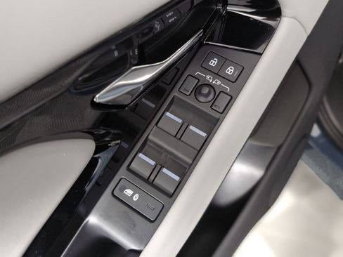 Certified 2026 Land Rover Range Rover Evoque S image 21