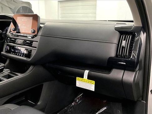 New 2025 Nissan Pathfinder S image 32