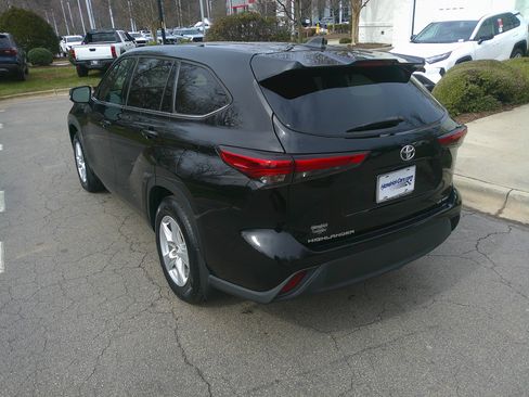 Used 2022 Toyota Highlander LE image 9