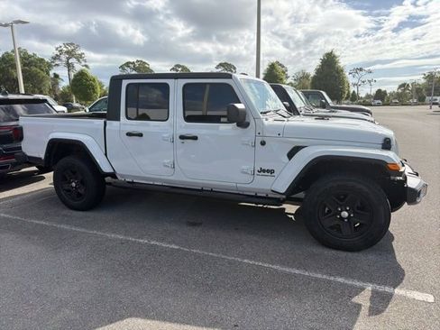 Used 2022 Jeep Gladiator Sport image 2