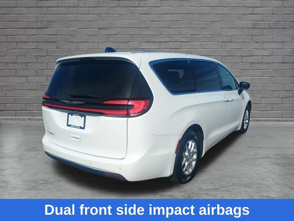 Used 2025 Chrysler Pacifica Select FWD image 8