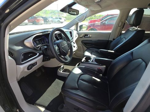 Used 2023 Chrysler Pacifica Touring-L FWD image 8