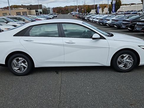New 2025 Hyundai Elantra SE image 8