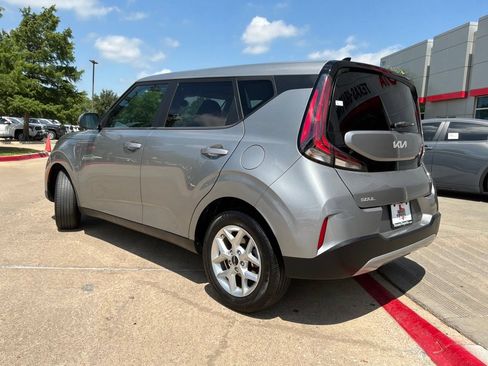 Used 2025 Kia Soul LX w/ LX Technology Package FWD image 8