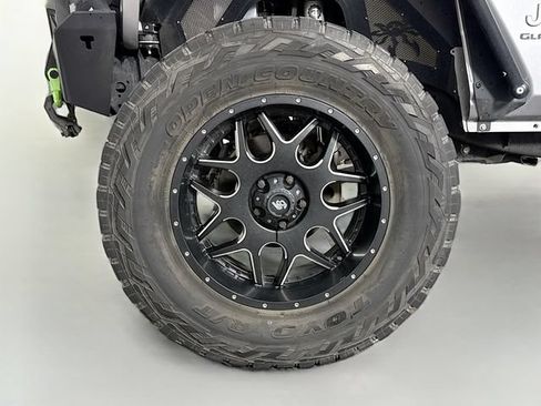 Used 2020 Jeep Gladiator Overland AWD/4WD image 29