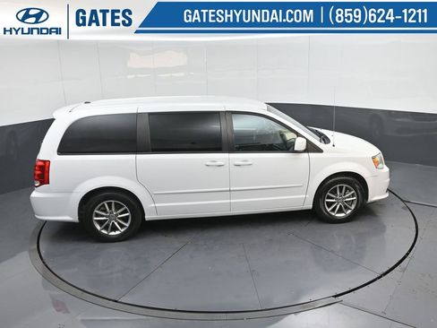 Used 2016 Dodge Grand Caravan SE image 28
