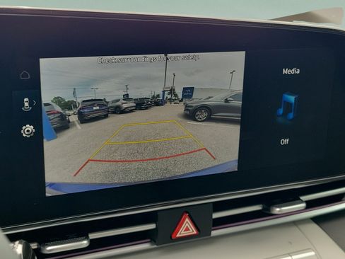 Certified 2025 Hyundai Elantra Limited FWD image 29