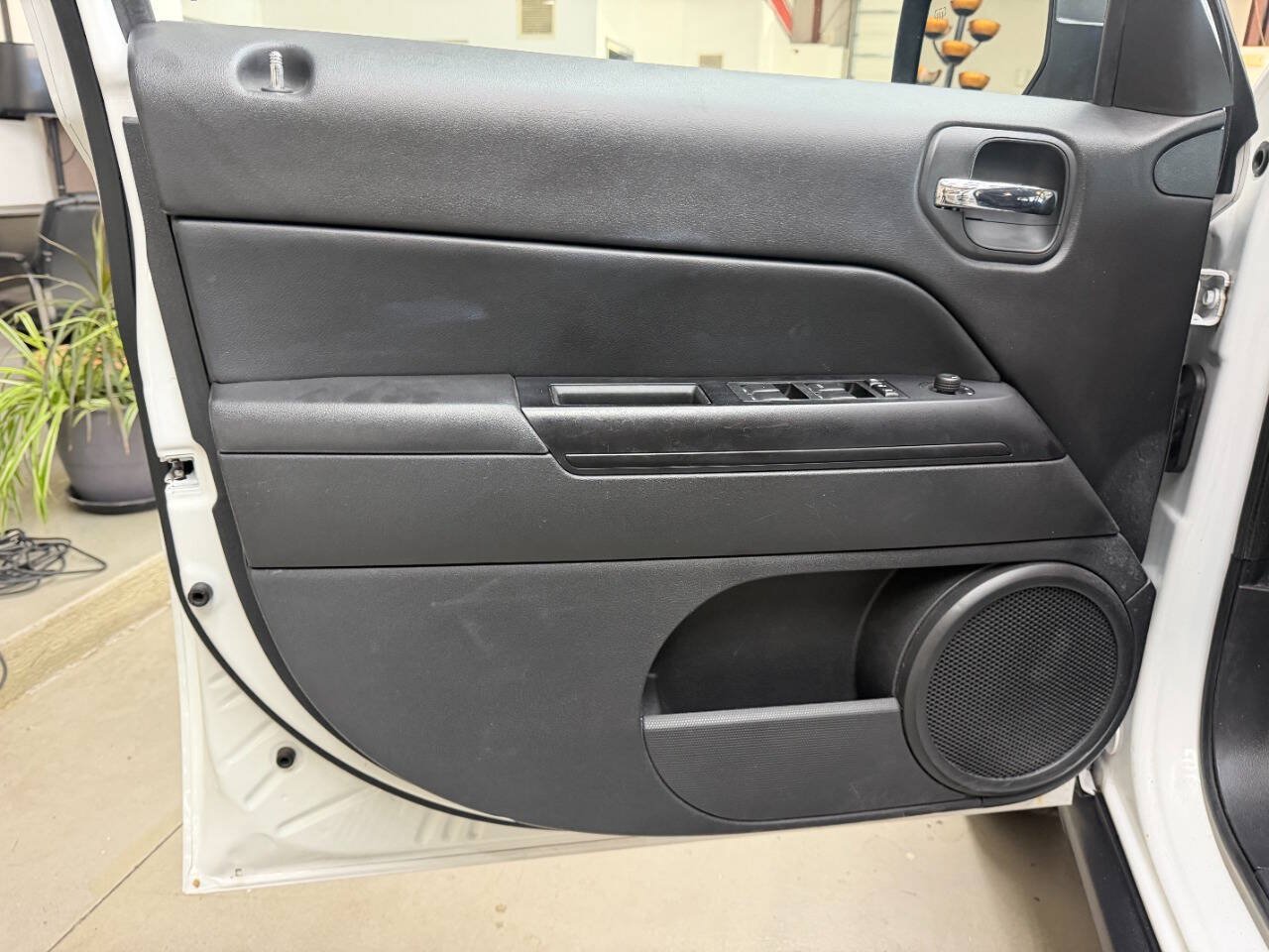 Used 2015 Jeep Patriot High Altitude AWD/4WD image 11