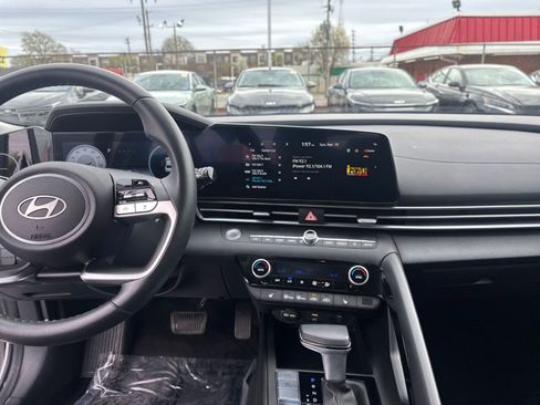 Used 2025 Hyundai Elantra SEL image 17