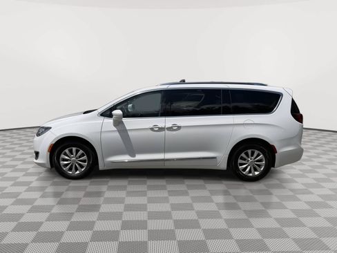 Used 2018 Chrysler Pacifica Touring-L Plus FWD image 4