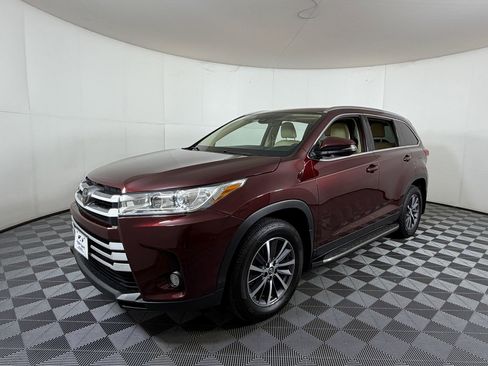 Used 2019 Toyota Highlander XLE FWD image 2