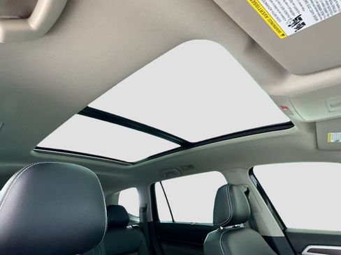 Used 2023 Volkswagen Atlas SE w/ Panoramic Sunroof Package FWD image 16