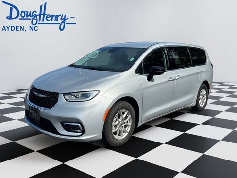 Used 2024 Chrysler Pacifica Touring-L FWD image 1