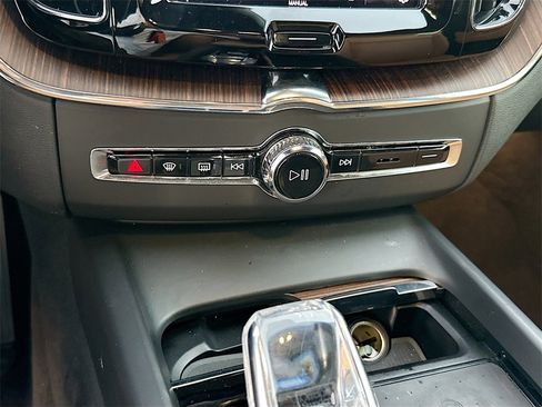 Used 2022 Volvo XC60 B6 Inscription w/ Advanced Package image 17