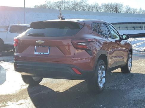 Used 2024 Chevrolet Trax LS w/ LS Convenience Package image 3