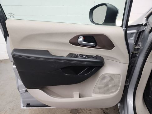 Used 2023 Chrysler Voyager LX FWD image 9