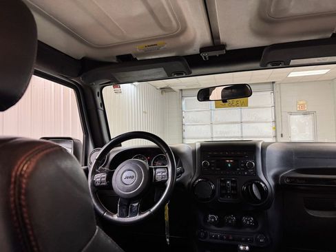 Used 2012 Jeep Wrangler Unlimited Sahara image 21