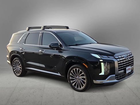 Used 2023 Hyundai Palisade Calligraphy FWD image 2