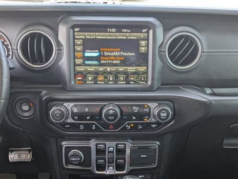 Used 2018 Jeep Wrangler Unlimited Sahara AWD/4WD image 17