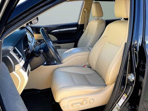 Used 2019 Toyota Highlander XLE image 22