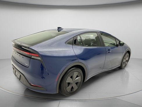 Used 2025 Toyota Prius LE FWD image 5
