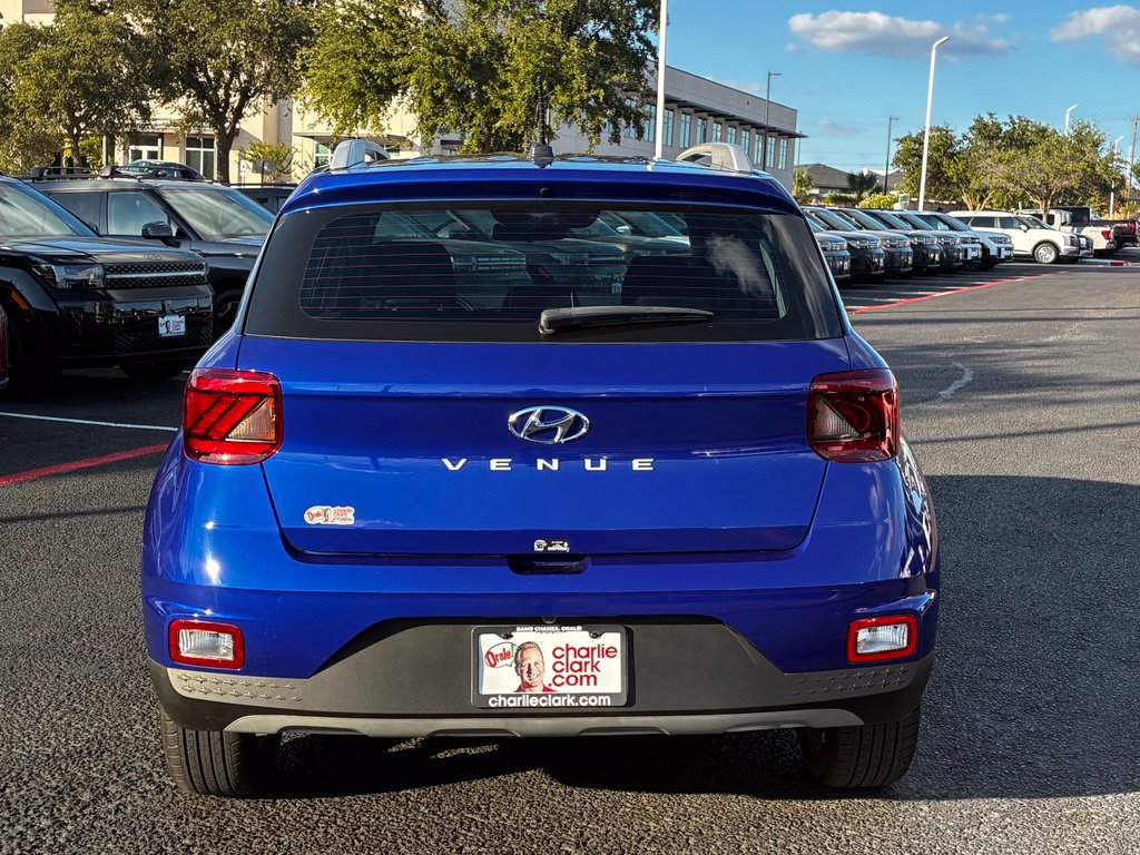 Used 2025 Hyundai Venue Limited FWD image 4