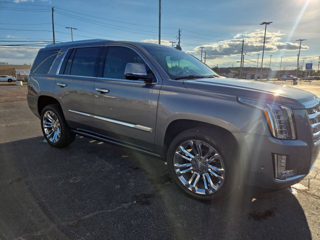 Used 2020 Cadillac Escalade Premium Luxury w/ LPO, Radiant Package AWD/4WD image 2
