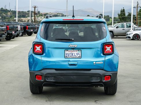 Used 2021 Jeep Renegade Latitude FWD image 3