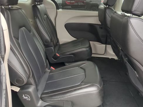 Used 2023 Chrysler Pacifica Touring-L image 20