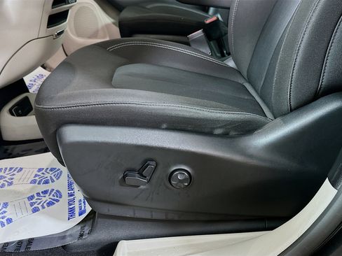 Used 2023 Chrysler Voyager LX image 18