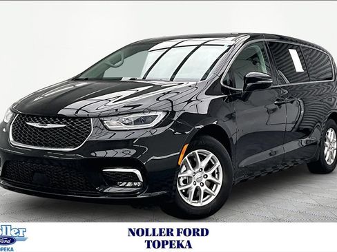 Used 2024 Chrysler Pacifica Touring-L FWD image 1