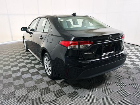 Used 2025 Toyota Corolla LE FWD image 5