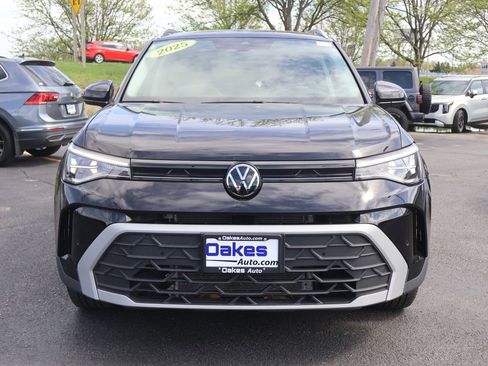 Used 2025 Volkswagen Taos SE FWD image 3