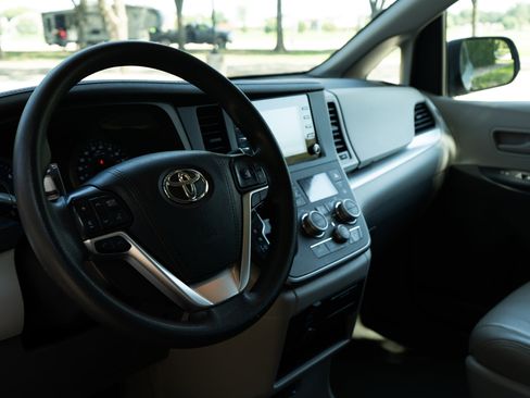 Used 2020 Toyota Sienna L image 16