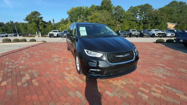 Used 2023 Chrysler Pacifica Touring-L FWD image 5