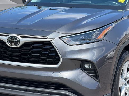 Used 2022 Toyota Highlander LE FWD image 12