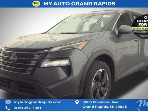 Used 2025 Nissan Rogue SV image 2