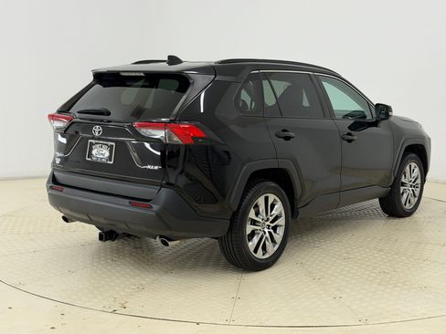 Used 2021 Toyota RAV4 XLE Premium FWD image 9