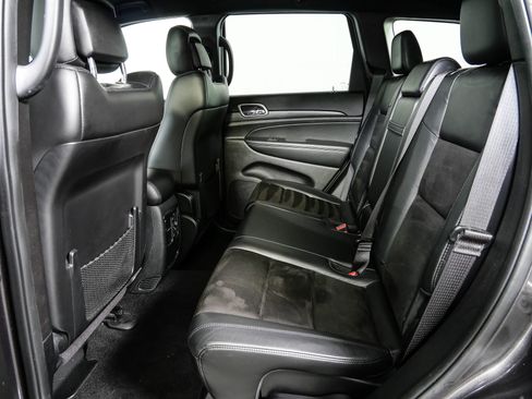 Used 2020 Jeep Grand Cherokee Laredo w/ Laredo X Package RWD image 18