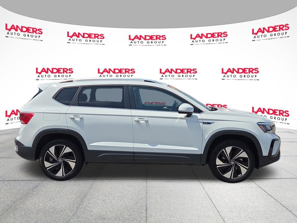 Used 2024 Volkswagen Taos SE AWD/4WD image 2