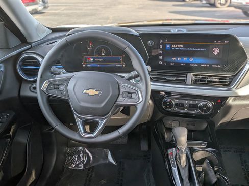 Used 2025 Chevrolet Trax LT w/ LT Convenience Package image 18