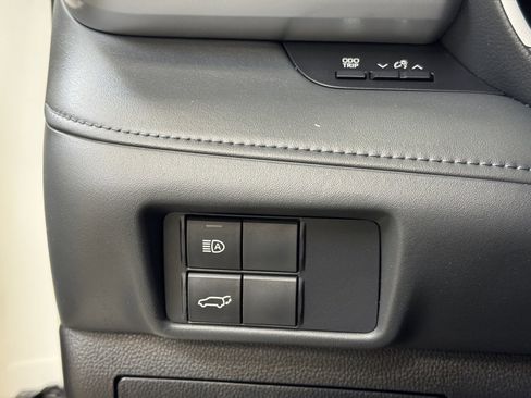 Used 2020 Toyota Highlander XLE image 30