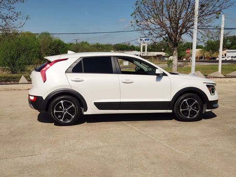 Used 2023 Kia Niro LX image 8