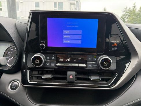 Used 2024 Toyota Highlander LE image 11